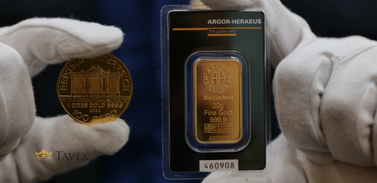 Ръце, държащи инвестиционно злато - златно кюлче Argor-Heraeus и златна монета Виенска филхармония.